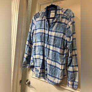 American Eagle Outfitters Blue and White Plaid Button-Down Shirt